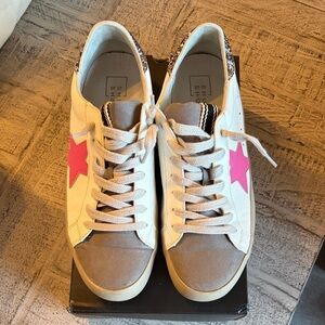 ShuShop White and Pink Star Sneakers